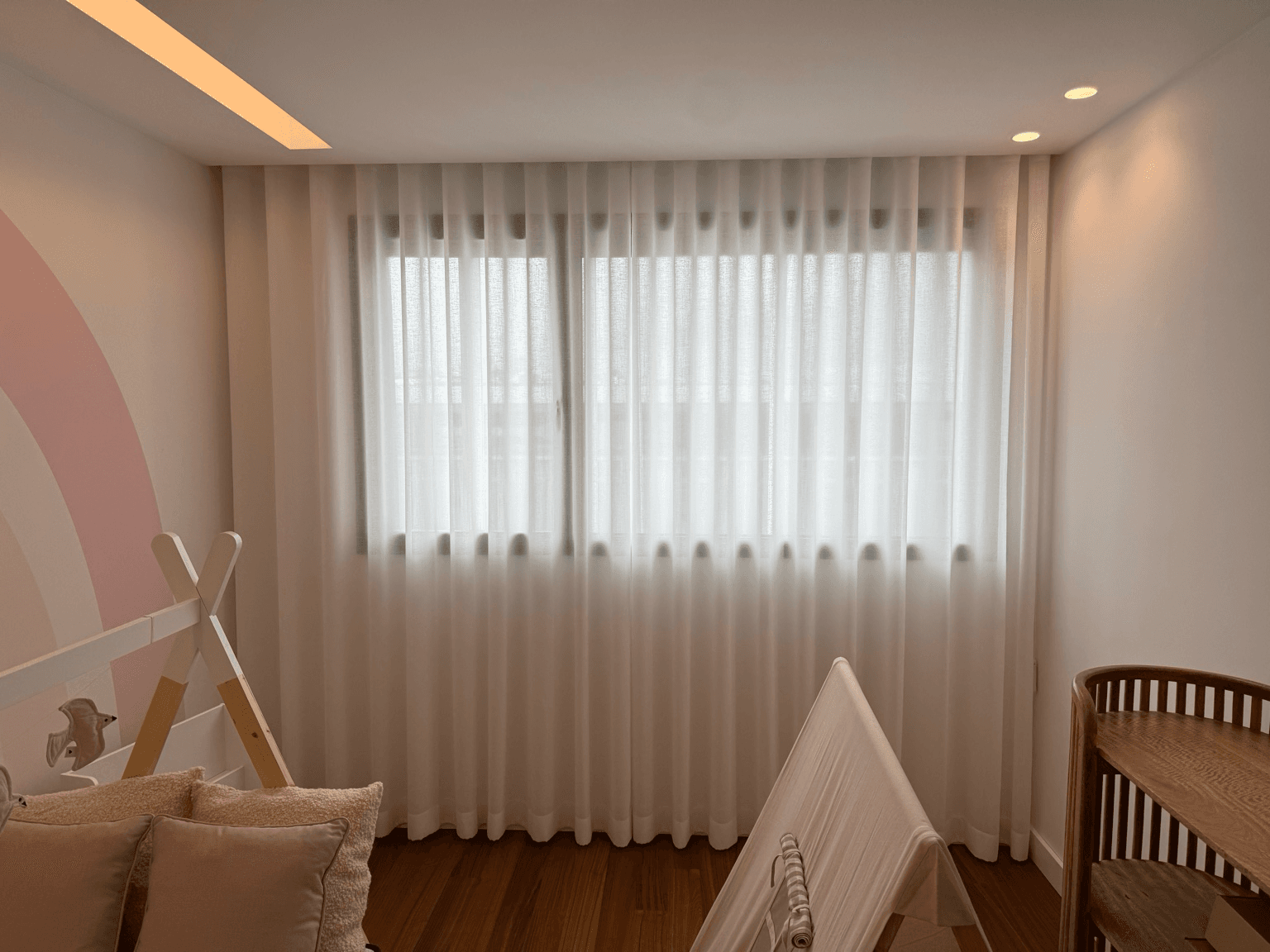 Sala em Cascais com cortinas tom sálvia