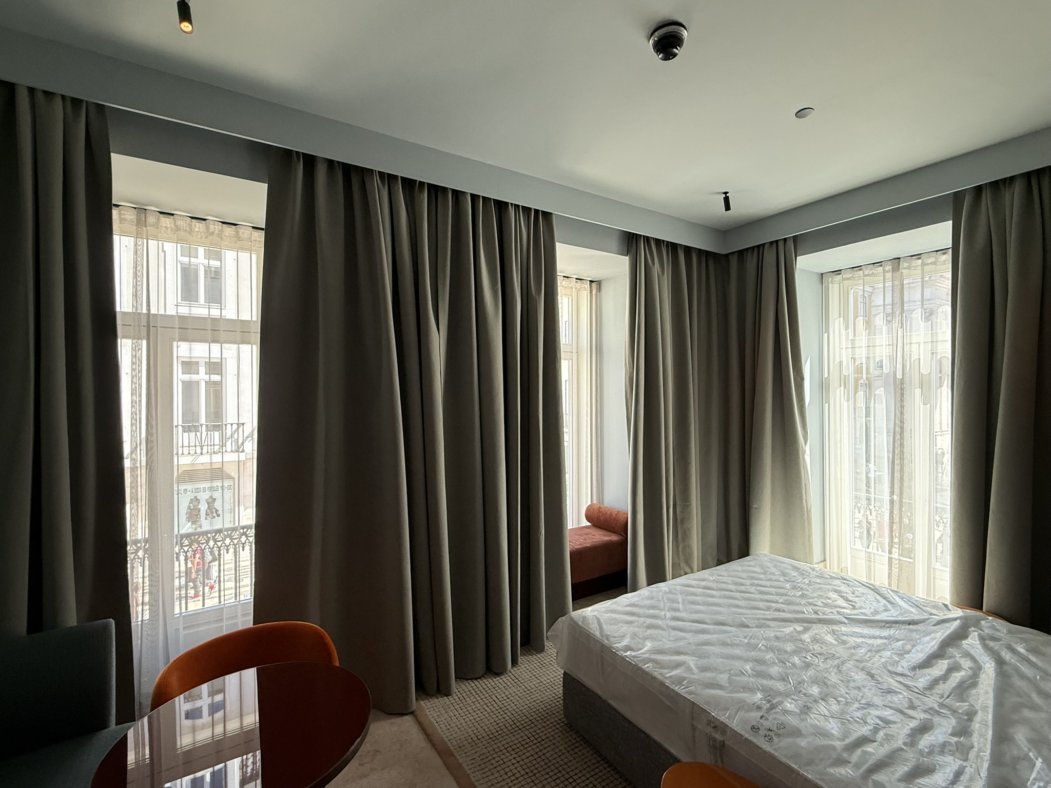 Quarto com blackout e trilho