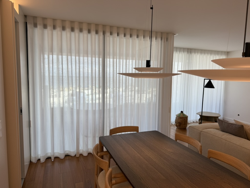 Sala com cortinados premium